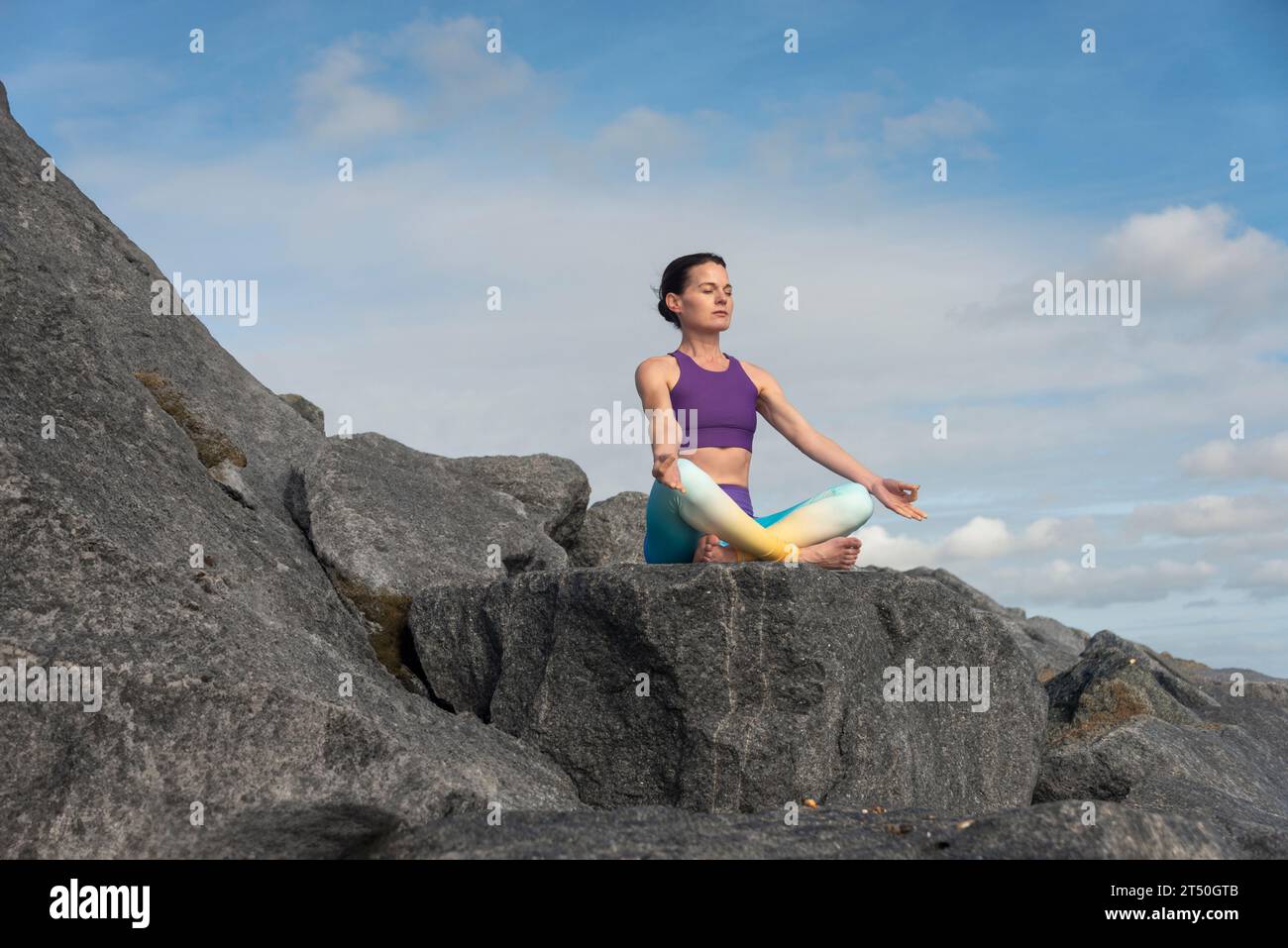 Yoga in montagna. Donna seduta a meditare. Centro fitness all'aperto. Foto Stock