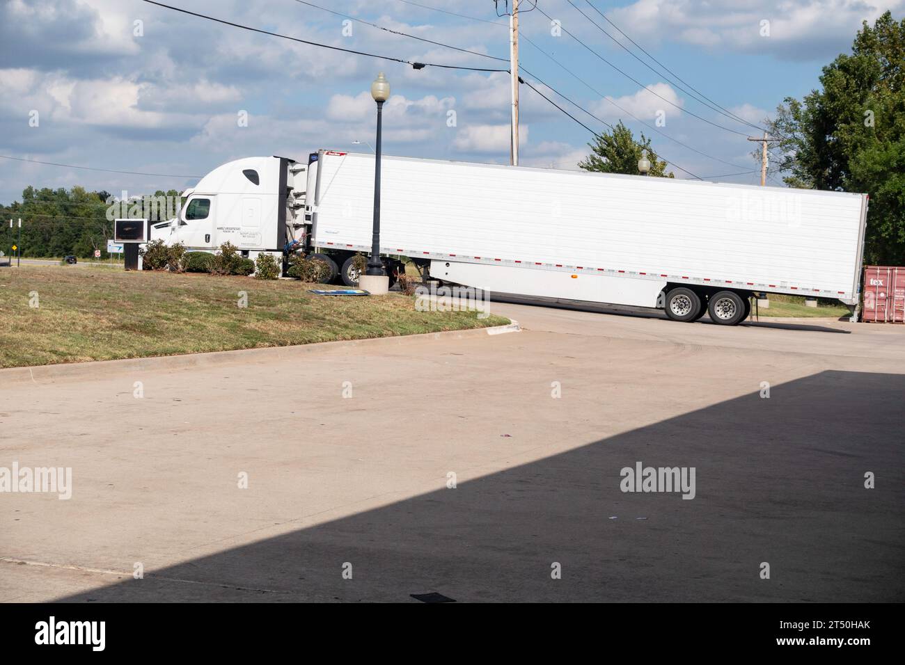 Un semicamion che esce da un parcheggio e si immette in una strada in Oklahoma, Stati Uniti. Foto Stock