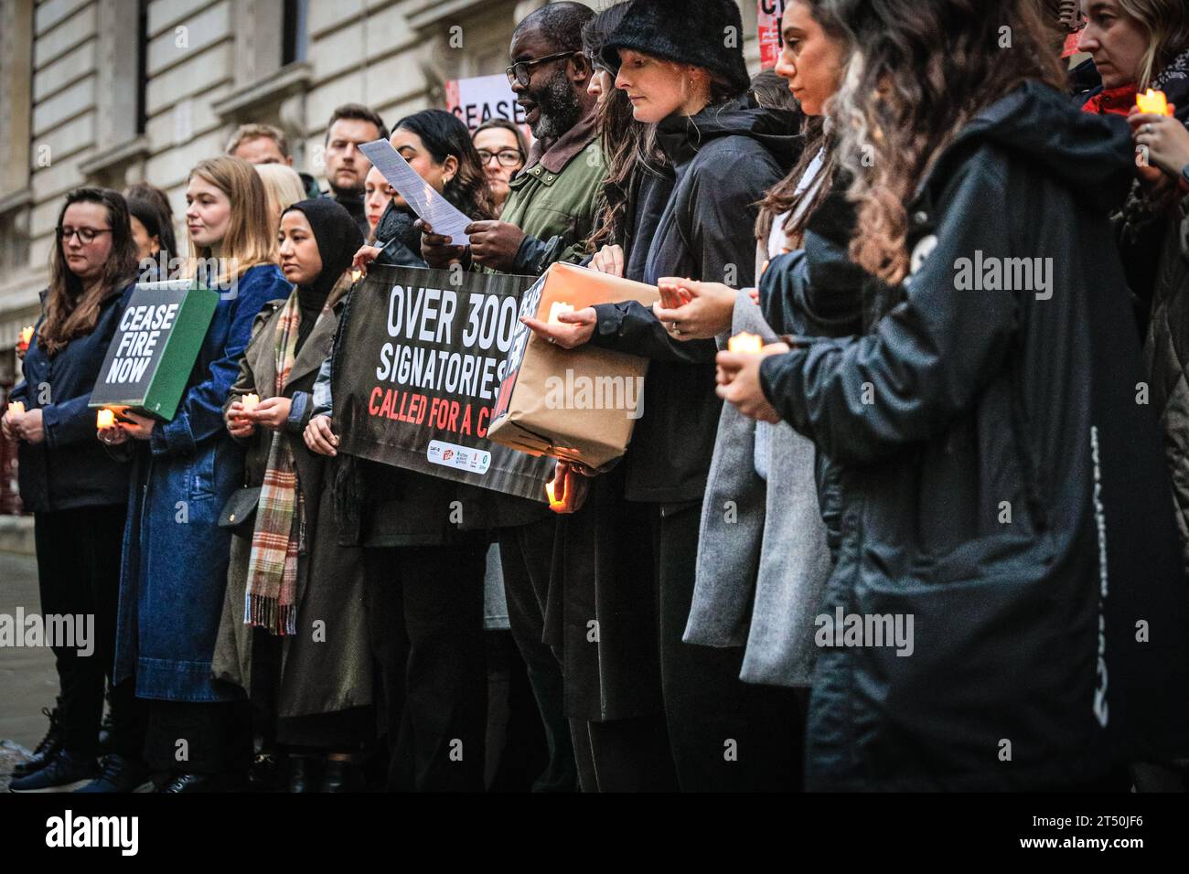 Londra, Regno Unito. 2 novembre 2023. Rappresentanti di enti di beneficenza, tra cui Save the Children, Oxfam, Action Against Hunger, Christian Aid e Catholic Agency for Overseas Development (CAFOD) tengono una veglia a lume di candela fuori dal Ministero degli Esteri di Westminster, e poi consegnare una petizione firmata da oltre 300.000 persone, che chiede un cessate il fuoco nel conflitto israelo-Hamas e la deescalation per motivi umanitari. Crediti: Imageplotter/Alamy Live News Foto Stock