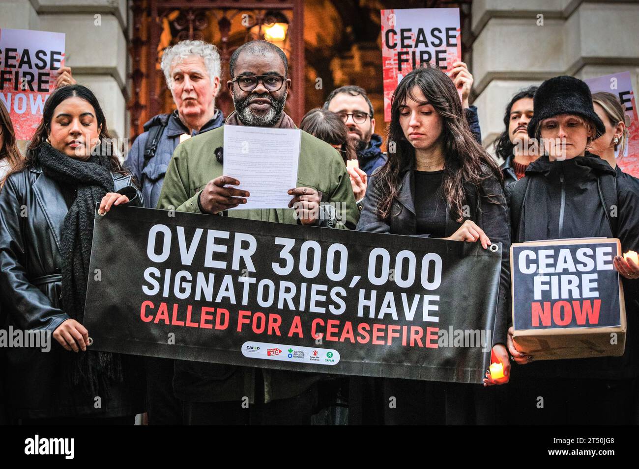 Londra, Regno Unito. 2 novembre 2023. Rappresentanti di enti di beneficenza, tra cui Save the Children, Oxfam, Action Against Hunger, Christian Aid e Catholic Agency for Overseas Development (CAFOD) tengono una veglia a lume di candela fuori dal Ministero degli Esteri di Westminster, e poi consegnare una petizione firmata da oltre 300.000 persone, che chiede un cessate il fuoco nel conflitto israelo-Hamas e la deescalation per motivi umanitari. Crediti: Imageplotter/Alamy Live News Foto Stock