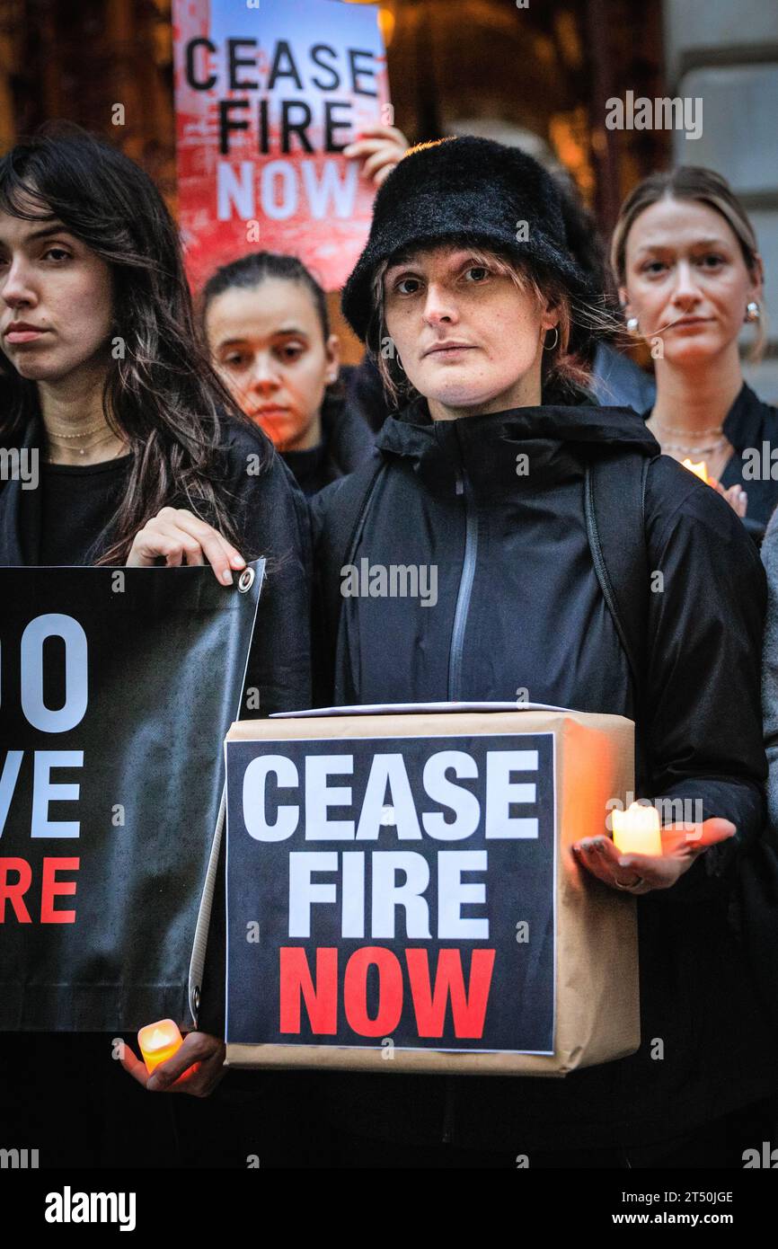 Londra, Regno Unito. 2 novembre 2023. Rappresentanti di enti di beneficenza, tra cui Save the Children, Oxfam, Action Against Hunger, Christian Aid e Catholic Agency for Overseas Development (CAFOD) tengono una veglia a lume di candela fuori dal Ministero degli Esteri di Westminster, e poi consegnare una petizione firmata da oltre 300.000 persone, che chiede un cessate il fuoco nel conflitto israelo-Hamas e la deescalation per motivi umanitari. Crediti: Imageplotter/Alamy Live News Foto Stock