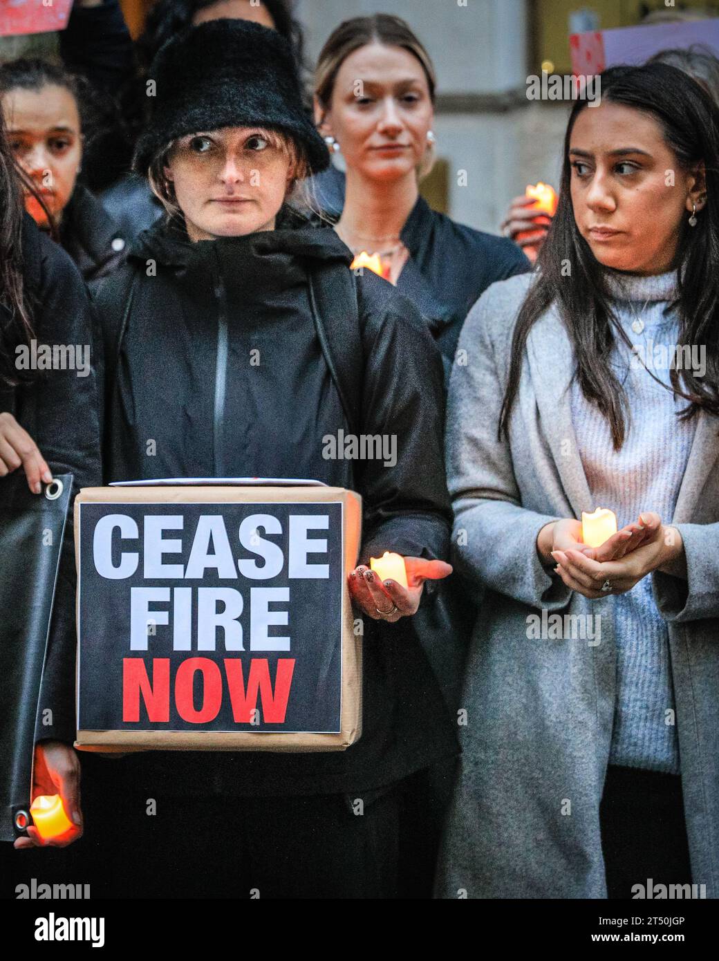 Londra, Regno Unito. 2 novembre 2023. Rappresentanti di enti di beneficenza, tra cui Save the Children, Oxfam, Action Against Hunger, Christian Aid e Catholic Agency for Overseas Development (CAFOD) tengono una veglia a lume di candela fuori dal Ministero degli Esteri di Westminster, e poi consegnare una petizione firmata da oltre 300.000 persone, che chiede un cessate il fuoco nel conflitto israelo-Hamas e la deescalation per motivi umanitari. Crediti: Imageplotter/Alamy Live News Foto Stock
