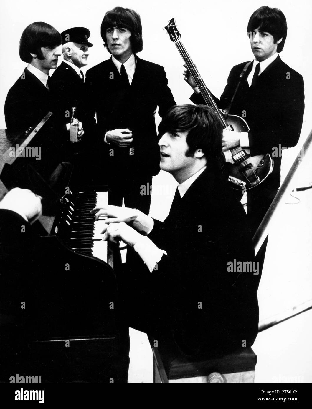 1 novembre 1965, Manchester, Inghilterra, Regno Unito: Da L-R. Sono RINGO STARR, GEORGE HARRISON, PAUL MCCARTNEY e JOHN LENNON (pianoforte) durante le riprese dello speciale televisivo "The Music of Lennon and McCartney". La proiezione prevista per il 16 dicembre è interamente basata sulla musica e sui testi di PAUL MACCARTNEY e JOHN LENNON, che introducono ogni artista. Lo spettacolo è stato registrato negli studi televisivi di Manchester di Granada e le foto scattate durante la registrazione. (Immagine di credito: © Keystone Press Agency/ZUMA Press Wire) SOLO USO EDITORIALE! Non per USO commerciale! Foto Stock