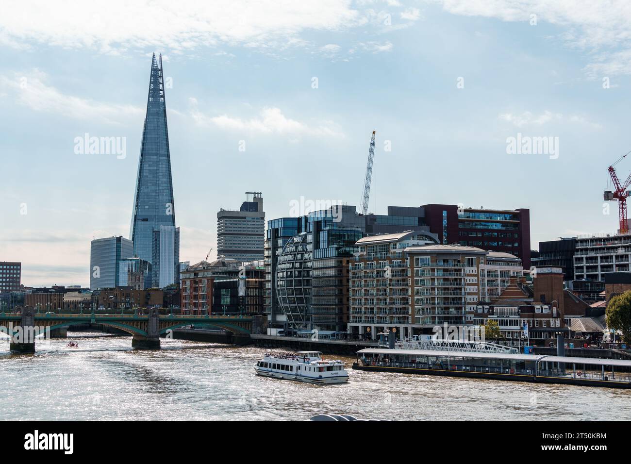 LONDRA, Regno Unito - 26 agosto 2023: Cityscape of London by Thames River. Southbank Foto Stock