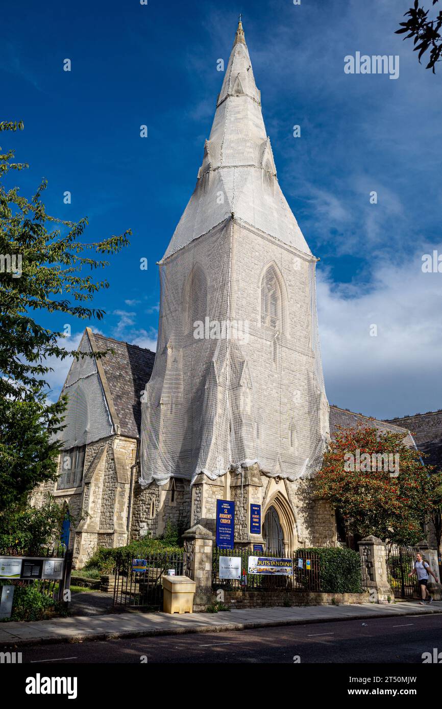 St Andrews Church, Thornhill Square, Londra. St Andrew's è la chiesa parrocchiale di Barnsbury. Costruita nel 1854, la torre e il campanile sono coperti da lavori di ristrutturazione. Foto Stock