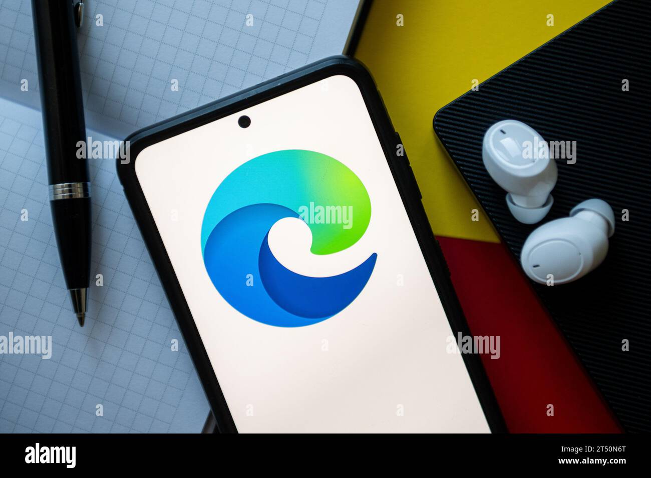In questa immagine è riportato un logo Microsoft Edge visualizzato su uno smartphone. Foto Stock