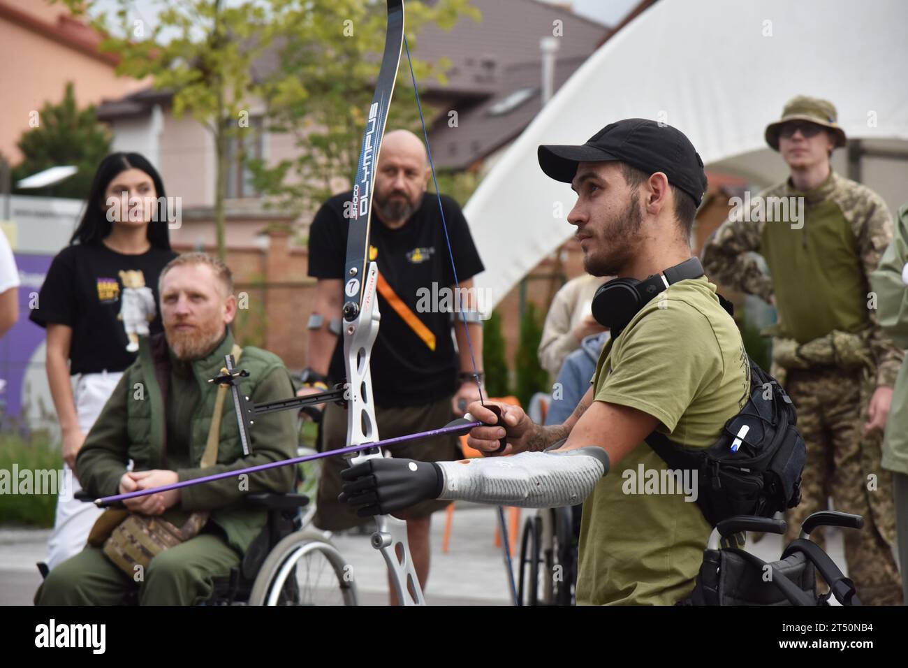 Leopoli, Ucraina. 2 ottobre 2023. Un amputato militare ucraino che è un paziente del centro di riabilitazione ''superumani'' spara un arco durante una master class. (Immagine di credito: © Pavlo Palamarchuk/SOPA Images via ZUMA Press Wire) SOLO USO EDITORIALE! Non per USO commerciale! Foto Stock