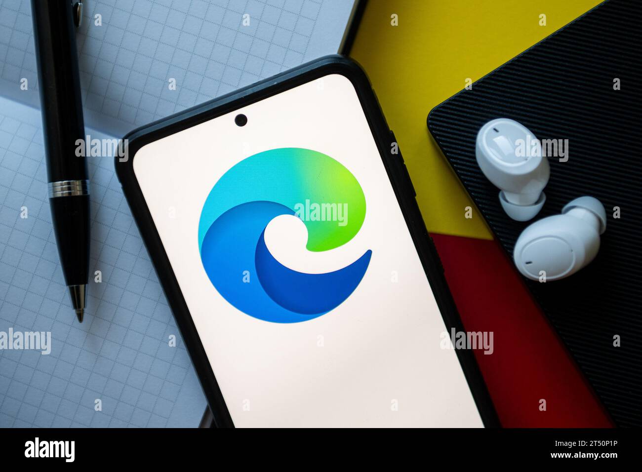 Polonia. 2 novembre 2023. In questa immagine viene visualizzato un logo Microsoft Edge su uno smartphone. (Immagine di credito: © Mateusz Slodkowski/SOPA Images via ZUMA Press Wire) SOLO USO EDITORIALE! Non per USO commerciale! Foto Stock