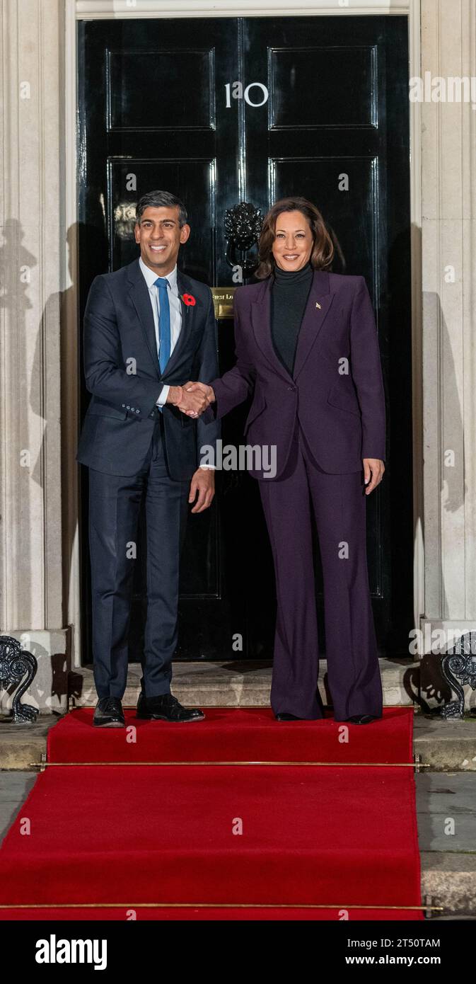 Kamala Harris, Vicepresidente degli Stati Uniti e Rishi Sunak, affrontano i media alla porta del 10 di Downing Street. Il Vicepresidente DEGLI STATI UNITI Kamala Harris e il primo ministro Rishi Sunak si sono incontrati a Downing Street, il Vicepresidente Harris è in visita in Gran Bretagna per tenere un importante discorso politico sull'intelligenza artificiale (ai) e per partecipare al vertice sulla sicurezza dell'IA 2023. Foto Stock