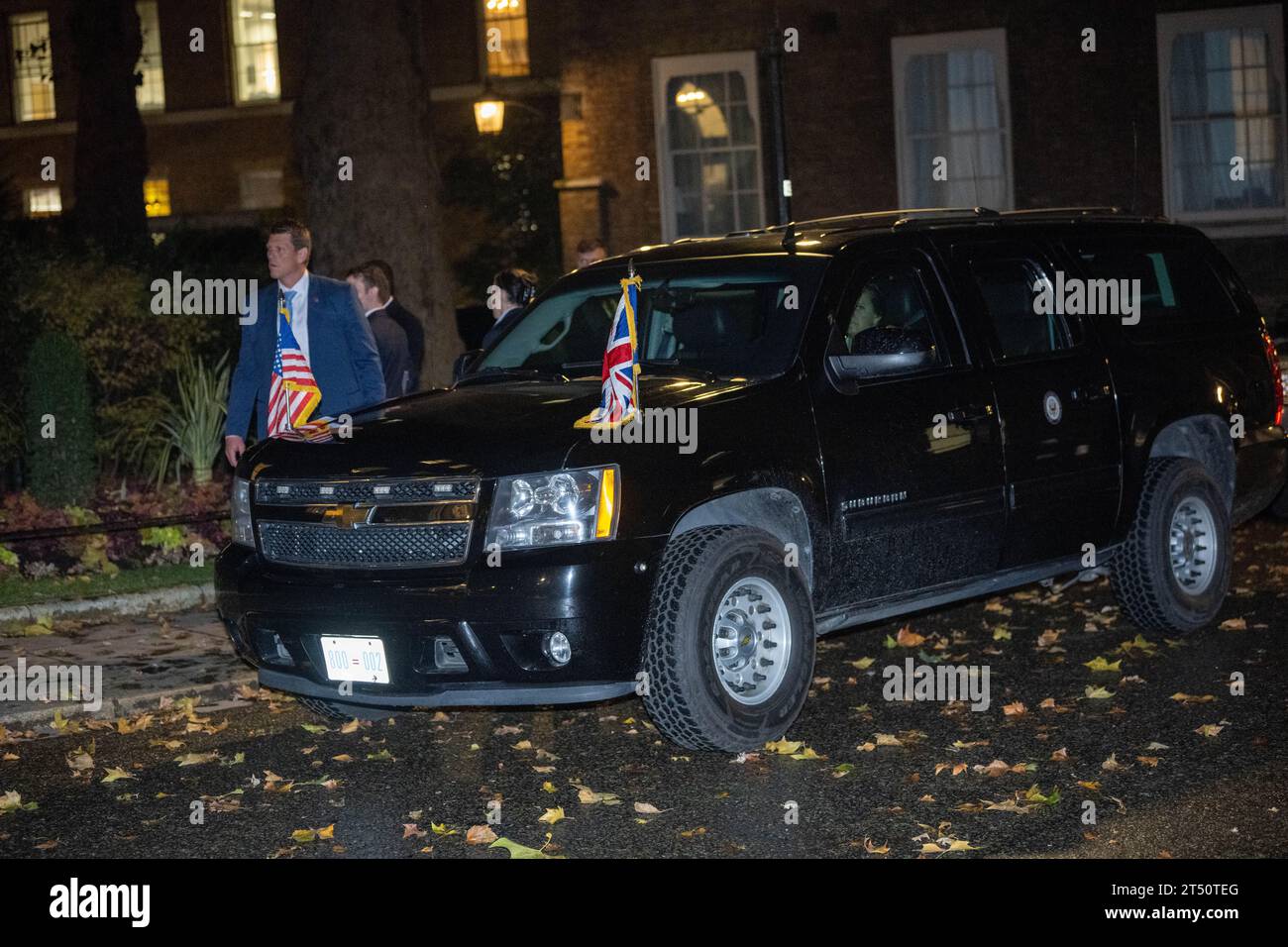 Kamala Harris, vicepresidente della USA Car with Flags arriva a Downing Street. Il Vicepresidente DEGLI STATI UNITI Kamala Harris e il primo ministro Rishi Sunak si sono incontrati a Downing Street, il Vicepresidente Harris è in visita in Gran Bretagna per tenere un importante discorso politico sull'intelligenza artificiale (ai) e per partecipare al vertice sulla sicurezza dell'IA 2023. Foto Stock