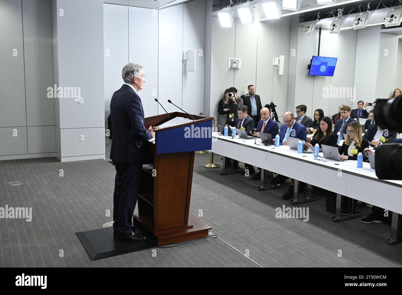 Washington, Stati Uniti d'America. 1 novembre 2023. Washington, Stati Uniti d'America. 1 novembre 2023. Il presidente della Federal Reserve statunitense Jerome Powell ascolta una domanda di un giornalista durante una conferenza stampa a seguito della riunione del Federal Open Market presso l'edificio della Federal Reserve, il 1° novembre 2023 a Washington, DC. Powell suggerì che la Fed si stava avvicinando sempre più alla fine della sua campagna di rate-hiking. Credito: Britt Leckman/Federal Reserve/Alamy Live News Foto Stock