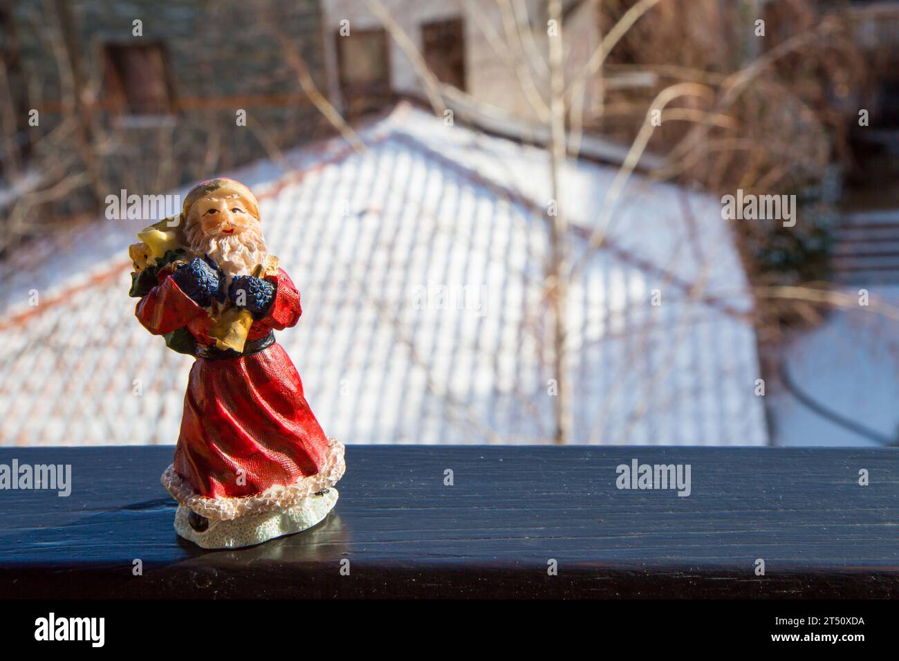 Sfondo natalizio con il personaggio russo di Capodanno Daddy Frost Ded Moroz giocattolo sullo sfondo invernale della neve Foto Stock