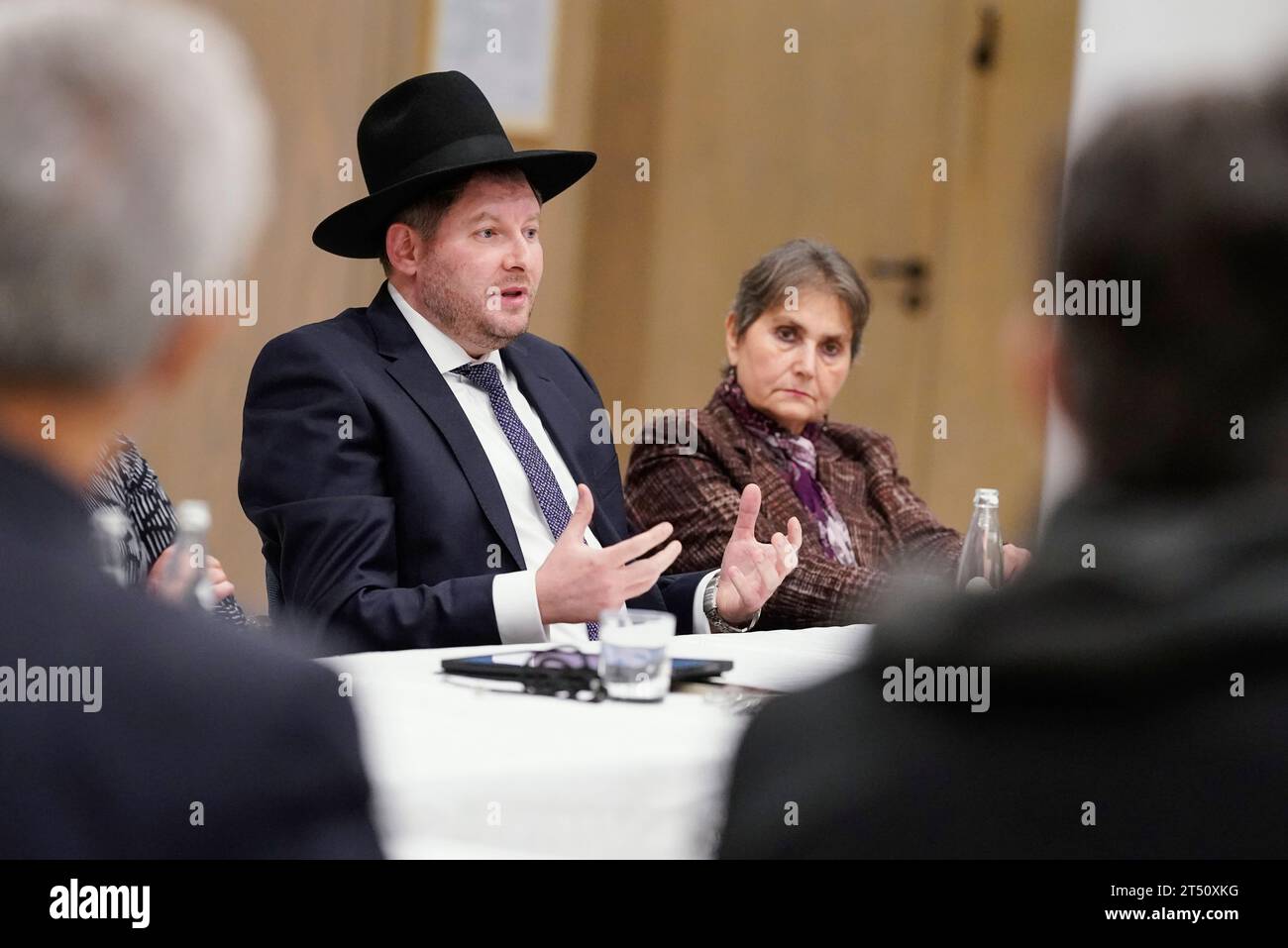 Mannheim, Germania. 2 novembre 2023. Moshe Flomenmann, rabbino di Stato di Baden, parla nella sinagoga durante un incontro dei rappresentanti delle comunità religiose israeliane e delle associazioni musulmane. Crediti: Uwe Anspach/dpa/Alamy Live News Foto Stock