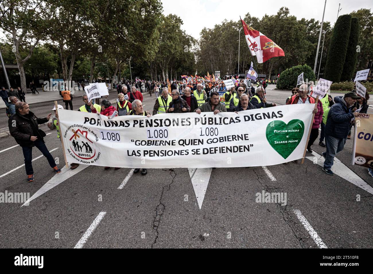 Madrid, Spagna. 28 ottobre 2023. I manifestanti tengono striscioni e cartelli che esprimono la loro opinione durante la manifestazione. Migliaia di manifestanti hanno manifestato nelle strade chiedendo miglioramenti nei servizi pubblici e in difesa delle pensioni pubbliche a Madrid. (Immagine di credito: © Jorge Contreras Soto/SOPA Images via ZUMA Press Wire) SOLO USO EDITORIALE! Non per USO commerciale! Foto Stock