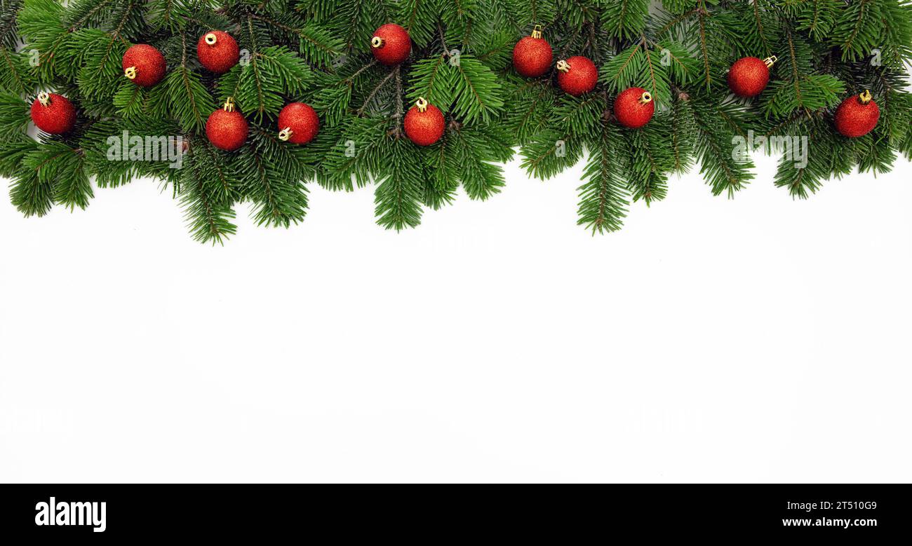 Bordo dell'albero di Natale decorato con palle rosse isolate su sfondo bianco, modello di biglietto d'auguri Foto Stock