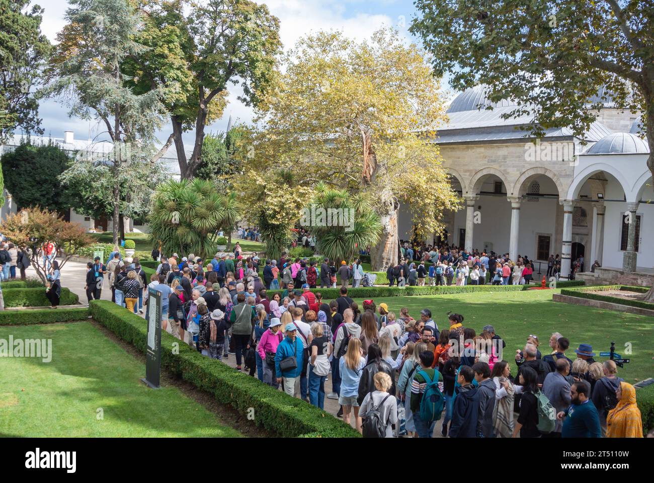 Istanbul, Turchia, turisti in attesa in coda nella sala Tresure (turco, odasi hazine) del Museo del Palazzo Topkapi, solo editoriale. Foto Stock