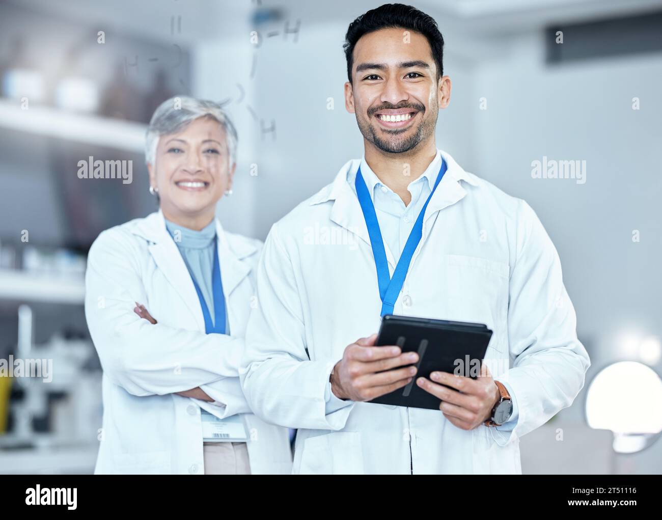 Farmaceutico, tablet e ritratto di un team scientifico che si fida di un laboratorio. Felici, sorrisi e scienziati con la tecnologia digitale Foto Stock