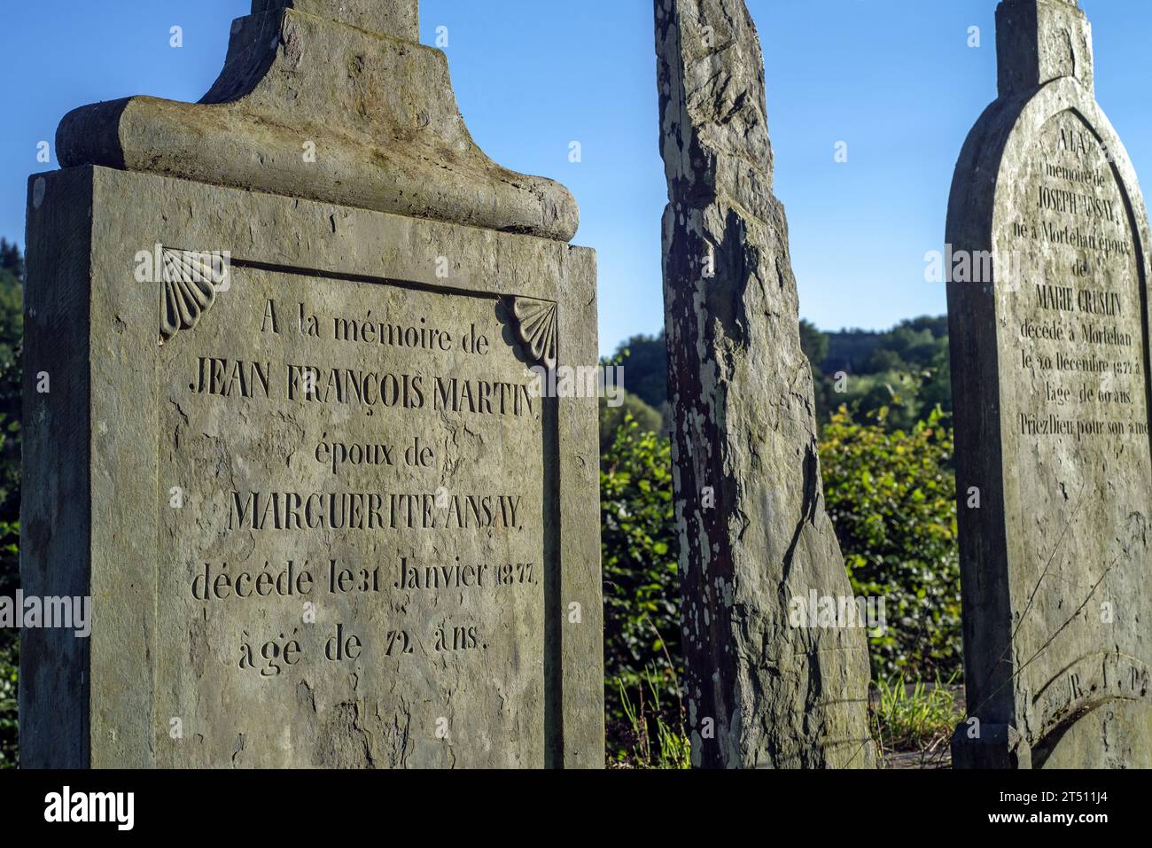 Lapidi del XIX secolo a le Vieux Cimetière, antico cimitero lungo il fiume Semois nel villaggio di Mortehan, Bertrix, Lussemburgo, Ardenne, Belgio Foto Stock