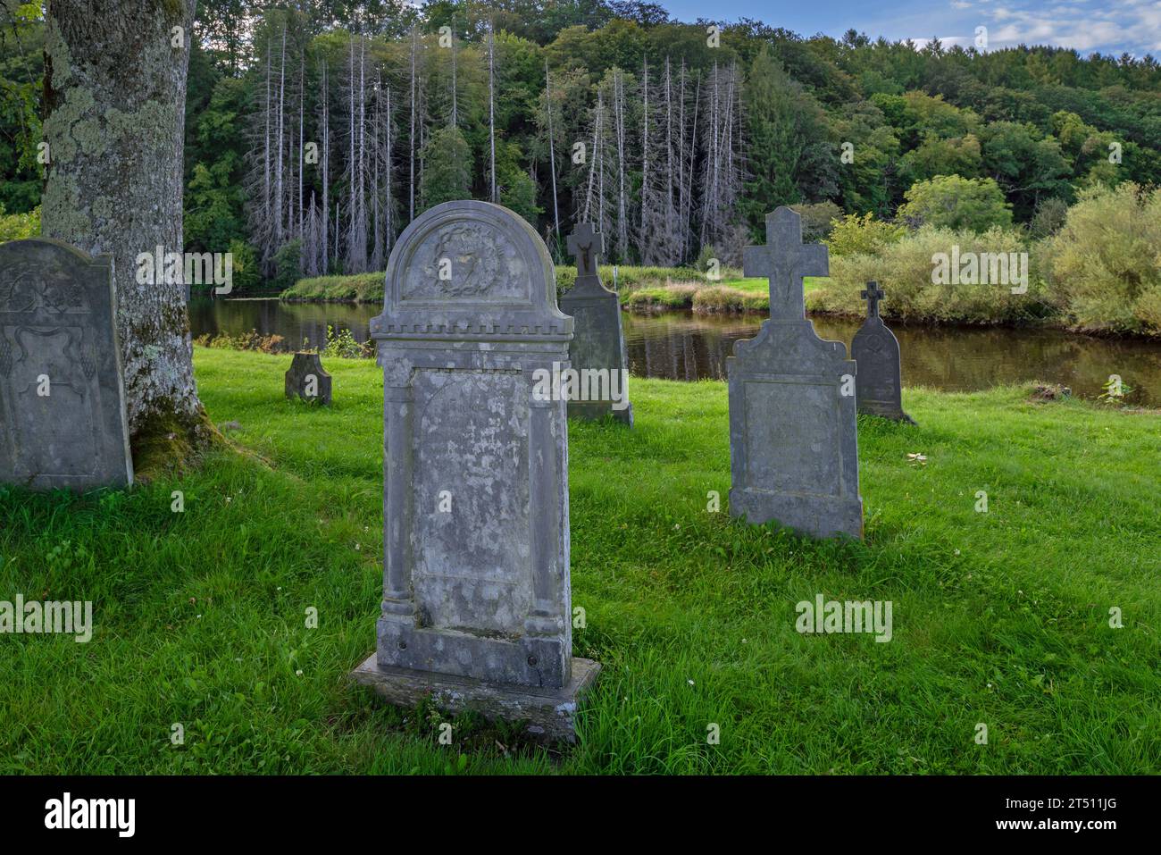 Le Vieux Cimetière, antico cimitero lungo il fiume Semois con lapidi del XVI e XVII secolo nel villaggio di Mortehan, Bertrix, Lussemburgo, Belgio Foto Stock