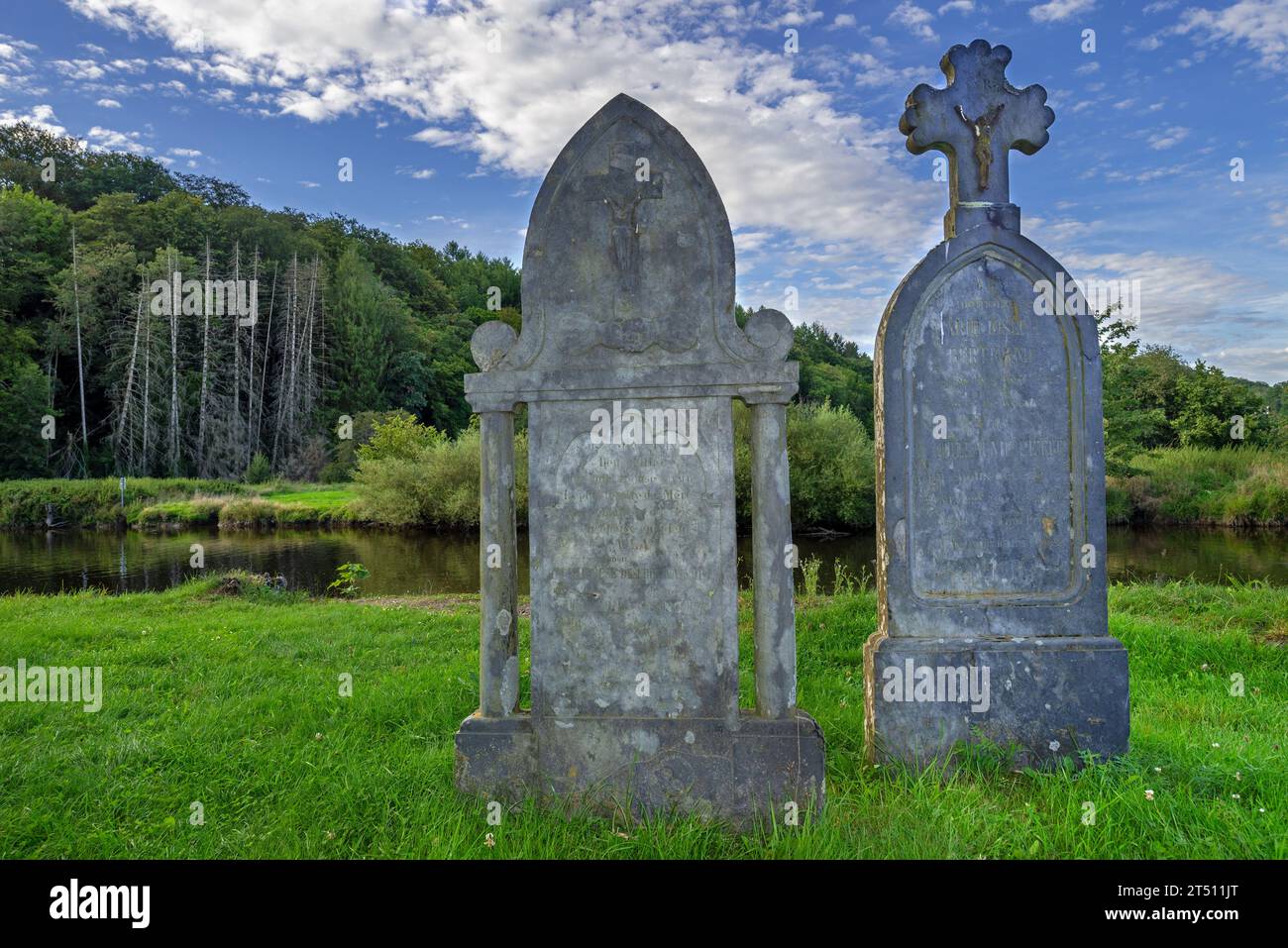 Le Vieux Cimetière, antico cimitero lungo il fiume Semois con lapidi del XVI e XVII secolo nel villaggio di Mortehan, Bertrix, Lussemburgo, Belgio Foto Stock