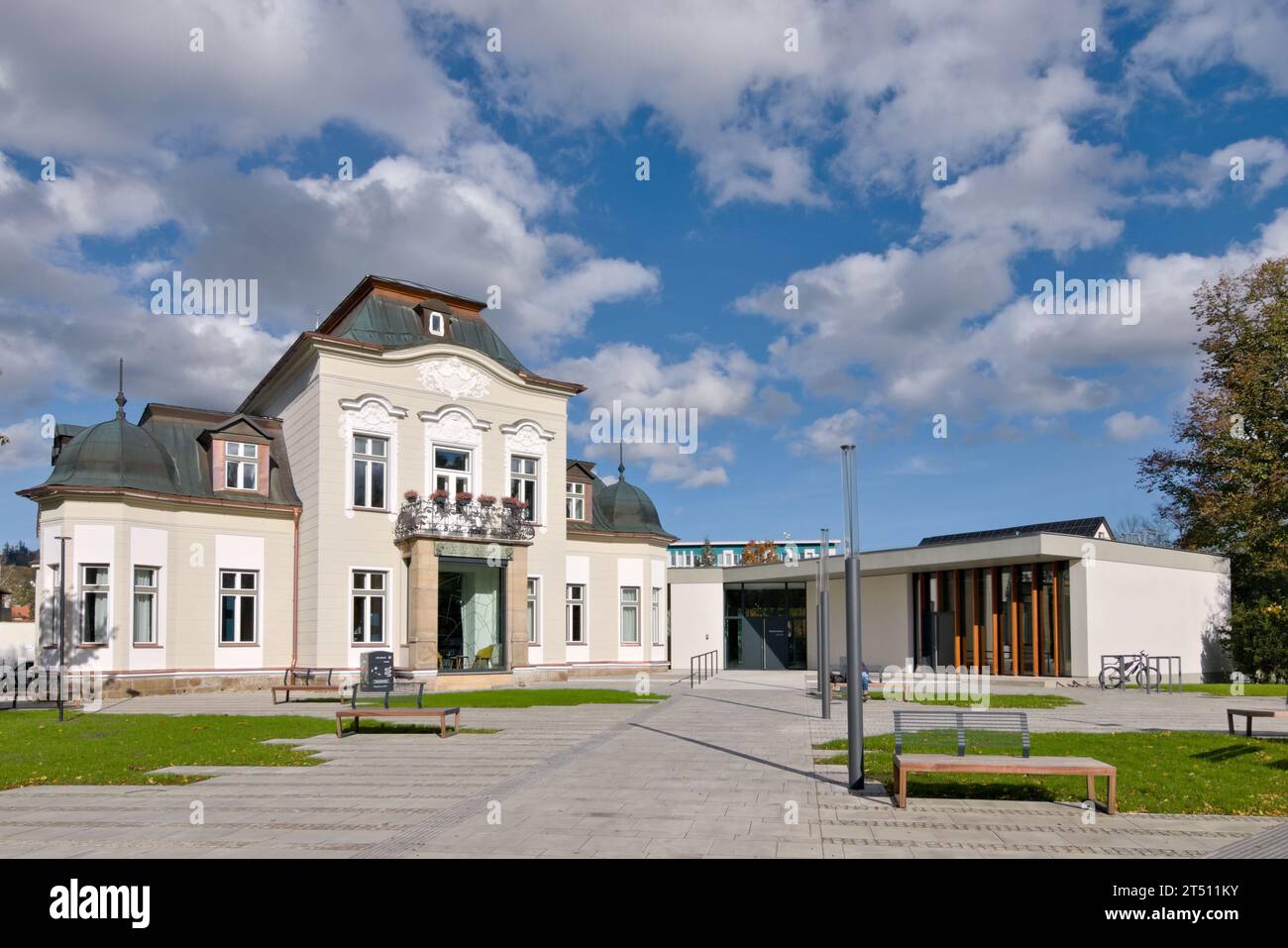 Ricostruzione compiuta della biblioteca pubblica a Roznov pod Radhostem in repubblica Ceca. Combinazione di architettura moderna e classica. Foto Stock