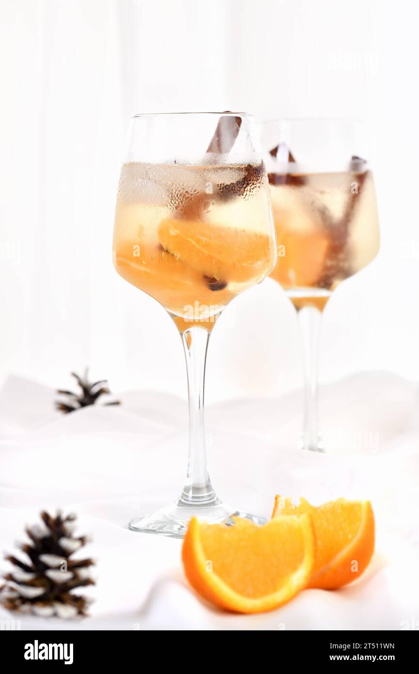 Un leggero spritzer natalizio fatto con succo d'arancia e vodka. Il cocktail perfetto per iniziare la festa Foto Stock