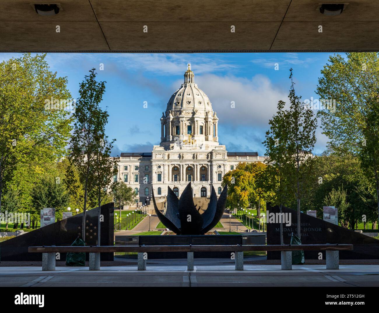 La scultura in bronzo e il memoriale della Medaglia d'Onore incorniciano l'edificio del Campidoglio a St Paul, Minnesota Foto Stock