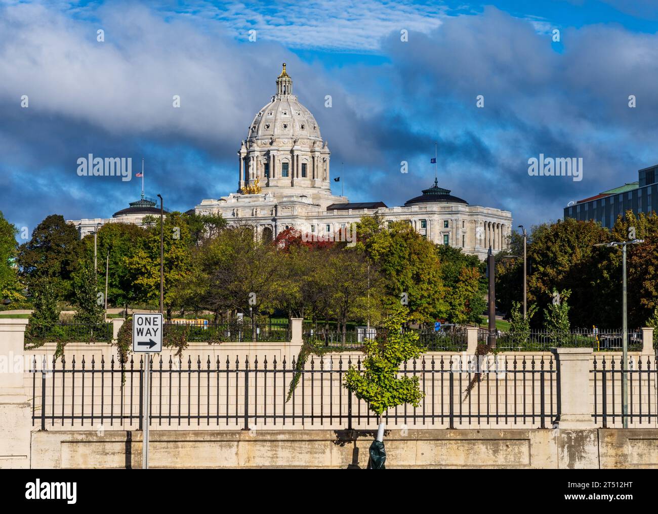 Edificio del Campidoglio nello stato del Minnesota a Saint Paul, Minnesota, con un cartello a senso unico che indica un'oscillazione repubblicana Foto Stock