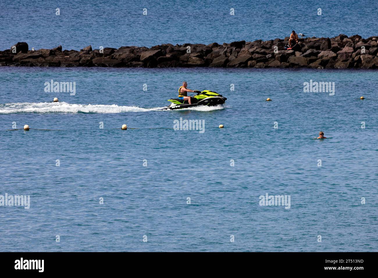Moto d'acqua, spiaggia di Playa Dorada, Lanzarote. Presa nel marzo 2023 Foto Stock