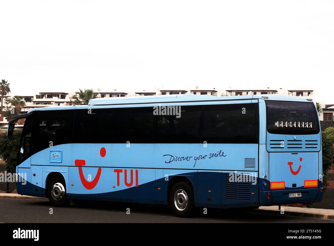 Pullman turistico TUI parcheggiato accanto alla strada, Lanzarote. Presa nel marzo 2023 Foto Stock