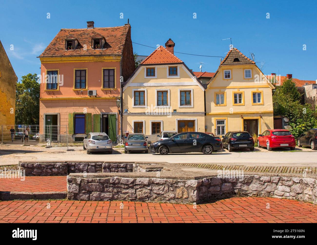 Le rovine della Cappella di San Giuseppe del XVII secolo a Karlovac, nella Croazia centrale. Si chiama Kapela SV Josipa in croato. Edifici tradizionali sullo sfondo Foto Stock