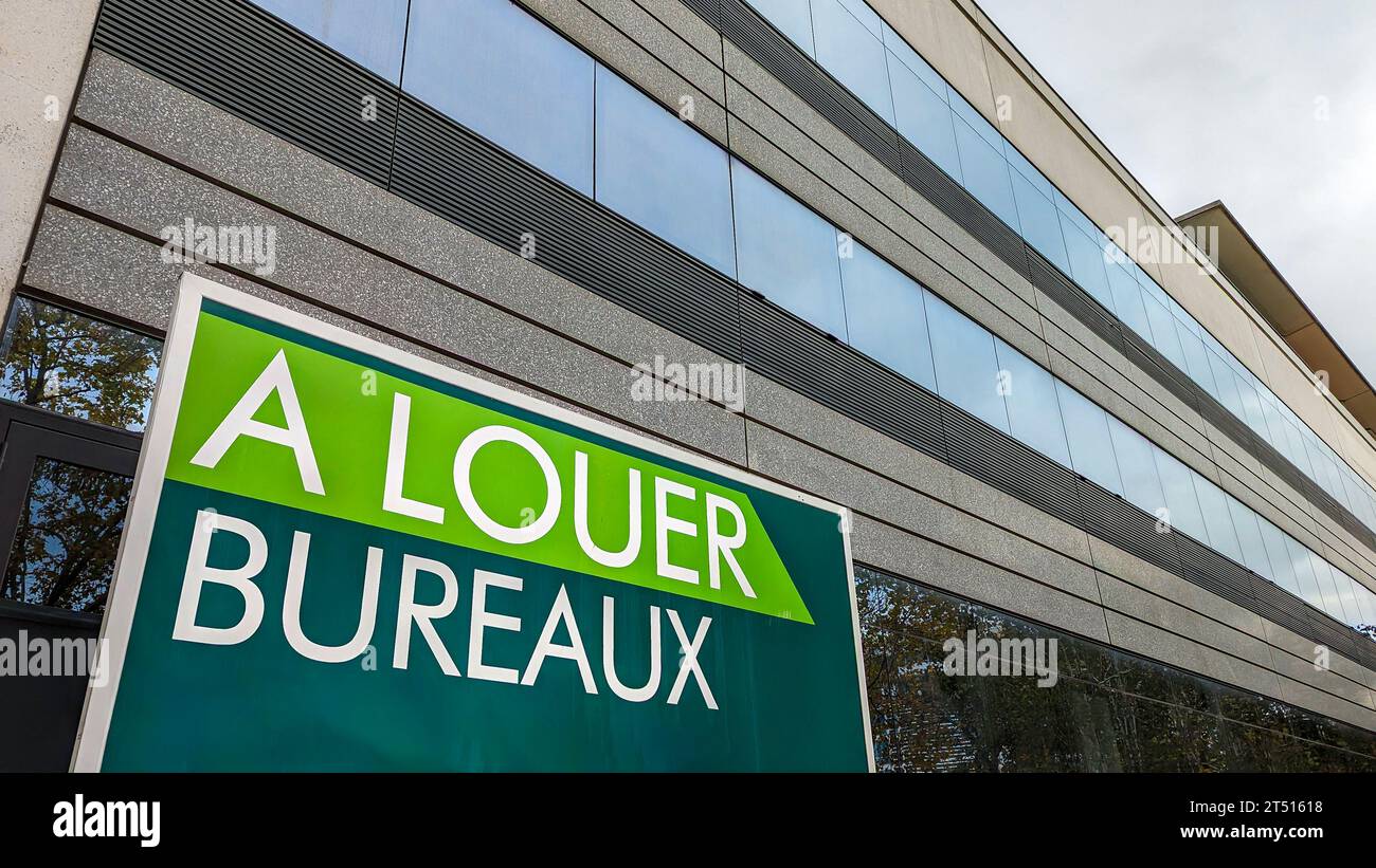 "Uffici in affitto" scritto in francese su un cartello su un moderno edificio per uffici in un quartiere commerciale. Concetto di mercato immobiliare aziendale in Francia Foto Stock