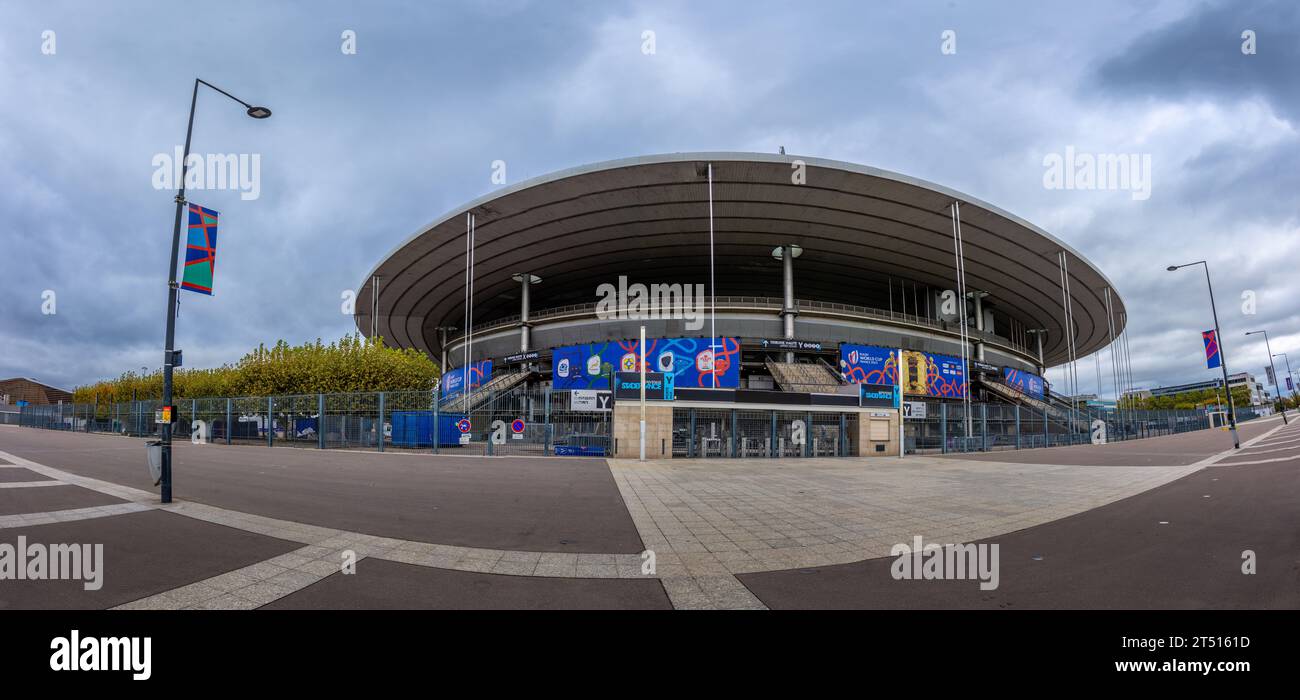 Vista panoramica esterna dello Stade de France, il più grande stadio francese e sede olimpica. Può ospitare eventi sportivi, concerti e grandi spettacoli Foto Stock