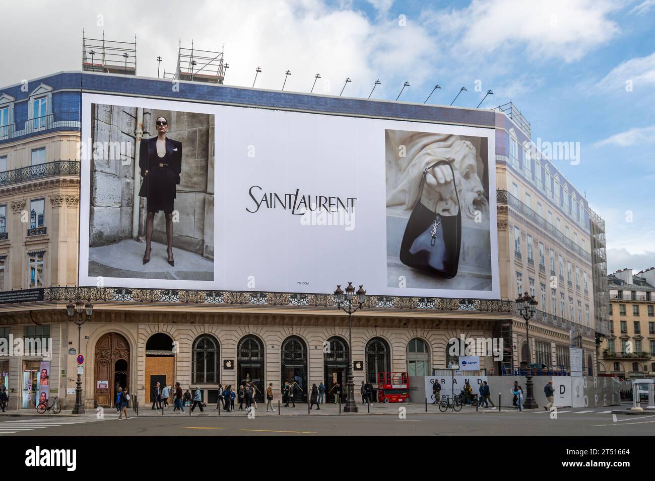 Yves Saint Laurent cartellone pubblicitario gigante che copre le impalcature dei lavori di restauro sulla facciata di un edificio parigino Foto Stock