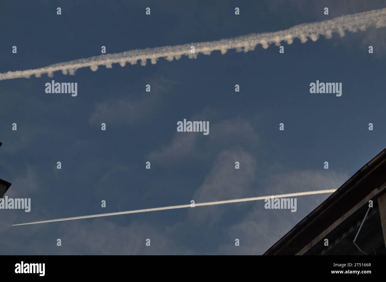 Una pista bianca, nel cielo da un aereo in rotta sulla città di Sofia, Bulgaria Foto Stock