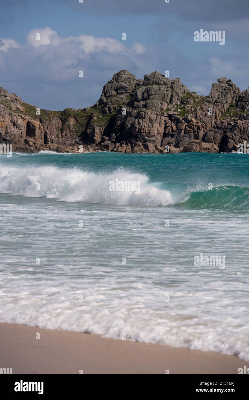 Onde che si avvicinano alla spiaggia di Porthcurno in Cornovaglia, Inghilterra, Regno Unito Foto Stock