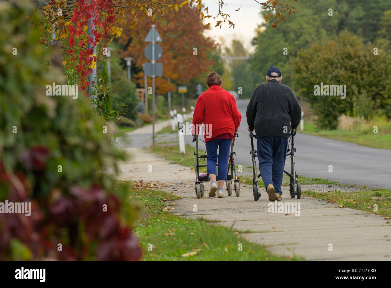 Una coppia anziana in movimento con un rollator Foto Stock