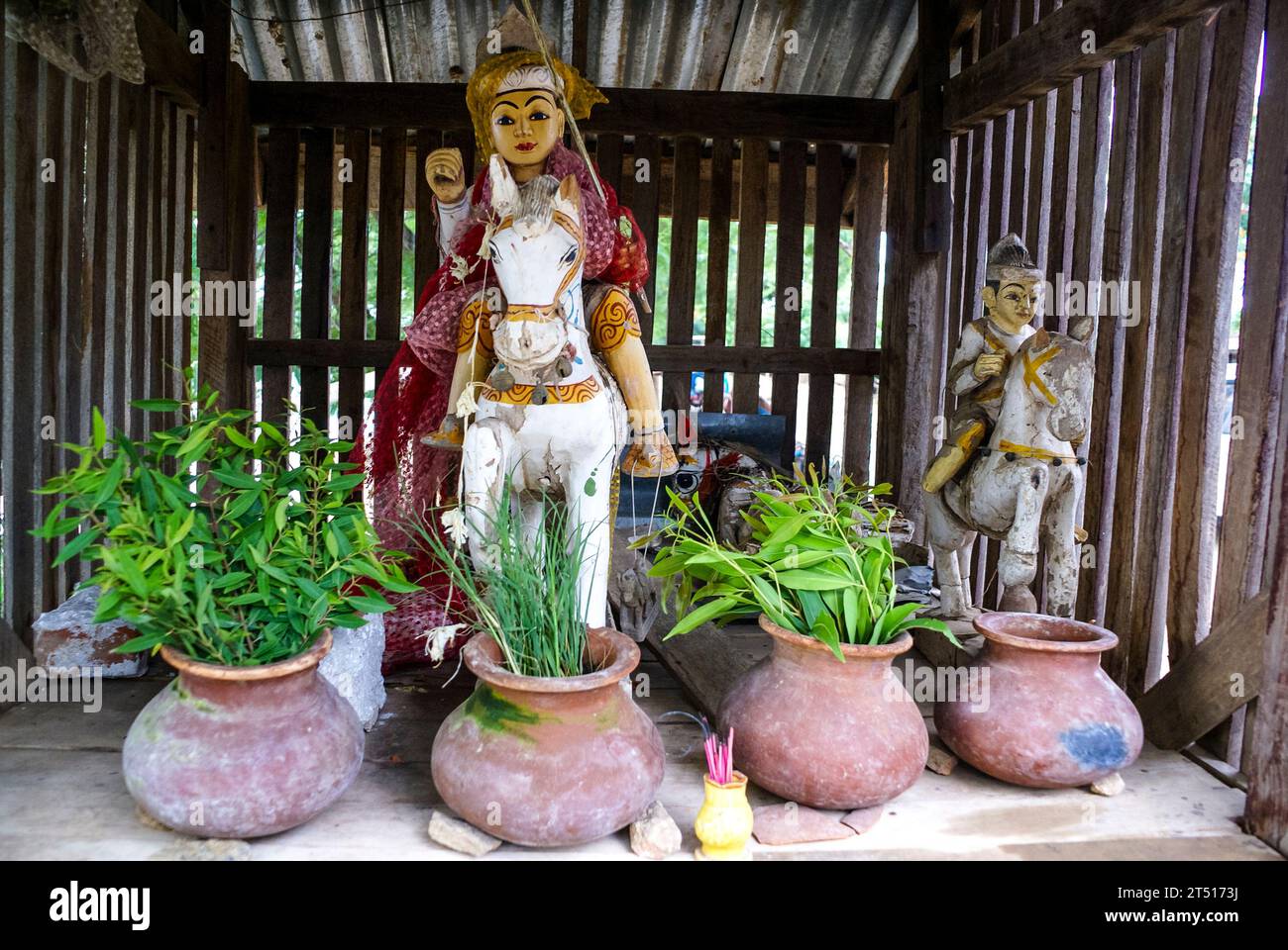 Statue in legno di persone a cavallo in un tempio a Inwa, Divisione Mandalay, Myanmar | Birmania. Foto Stock