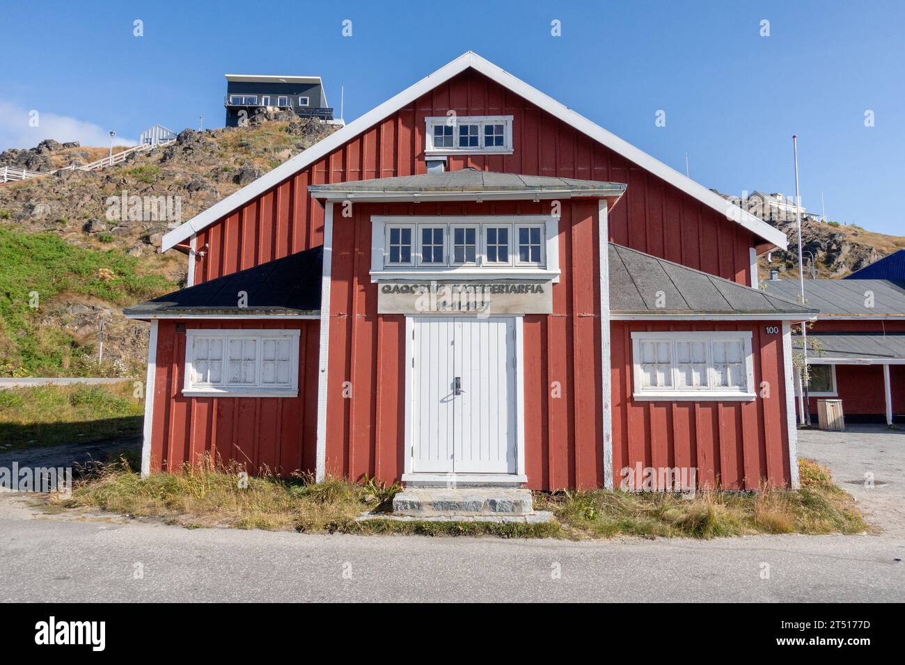 Qaqortoq Village Hall Qaqortoq, Groenlandia meridionale (Qaqortup Katersertarfia) costruita nel 1937 edificio rosso esterno Foto Stock