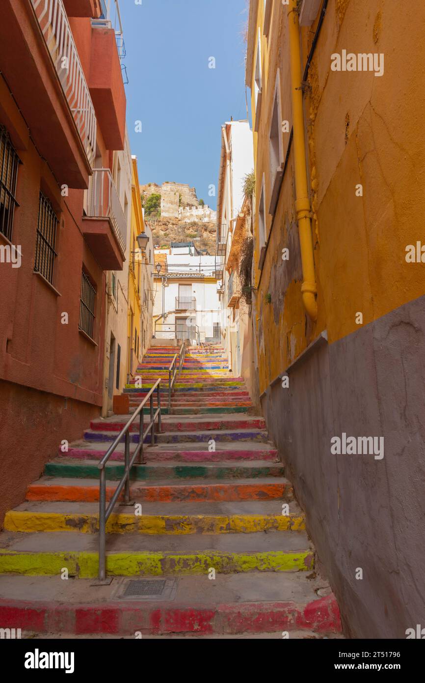Sagunto, Valencia, Spagna. 30 agosto 2022 - una delle strade del centro storico di Sagunto, con scalini dipinti, per salire al castello romano, con IB Foto Stock