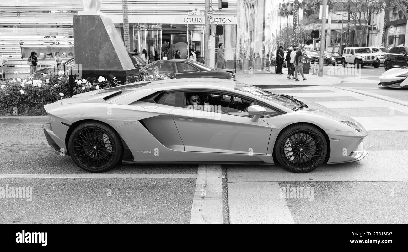 Los Angeles, California USA - 11 aprile 2021: Vista laterale Lamborghini Aventador blu chiaro. Foto Stock