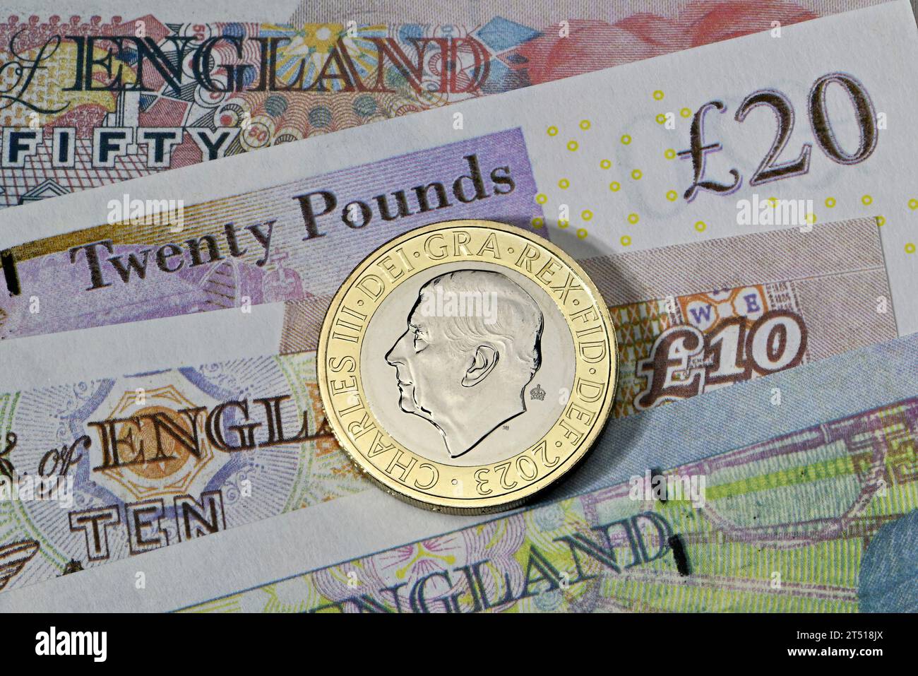 New British Charles III moneta da 2 sterline su banconote da 5 sterline, 10 sterline, 20 sterline e 50 sterline Foto Stock