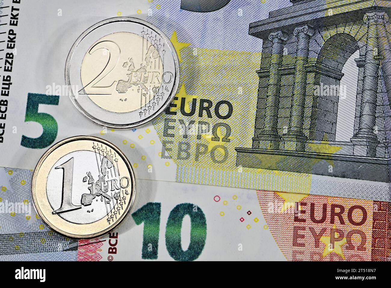 Monete da 1 e 2 Euro con banconote da 5 e 10 € Foto Stock