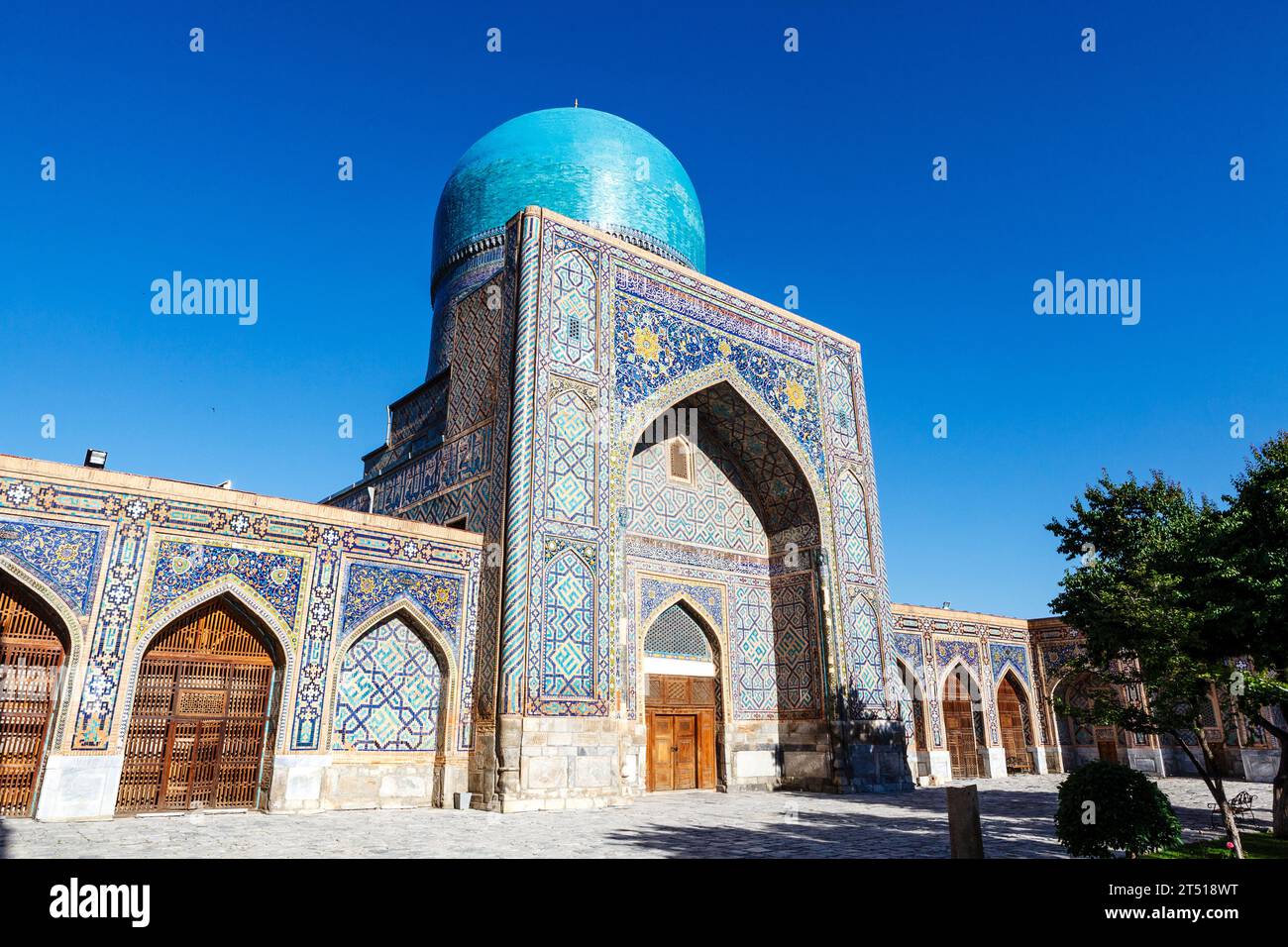 Facciata decorata di una vecchia medressa a Samarcanda, Uzbekistan, Asia centrale Foto Stock