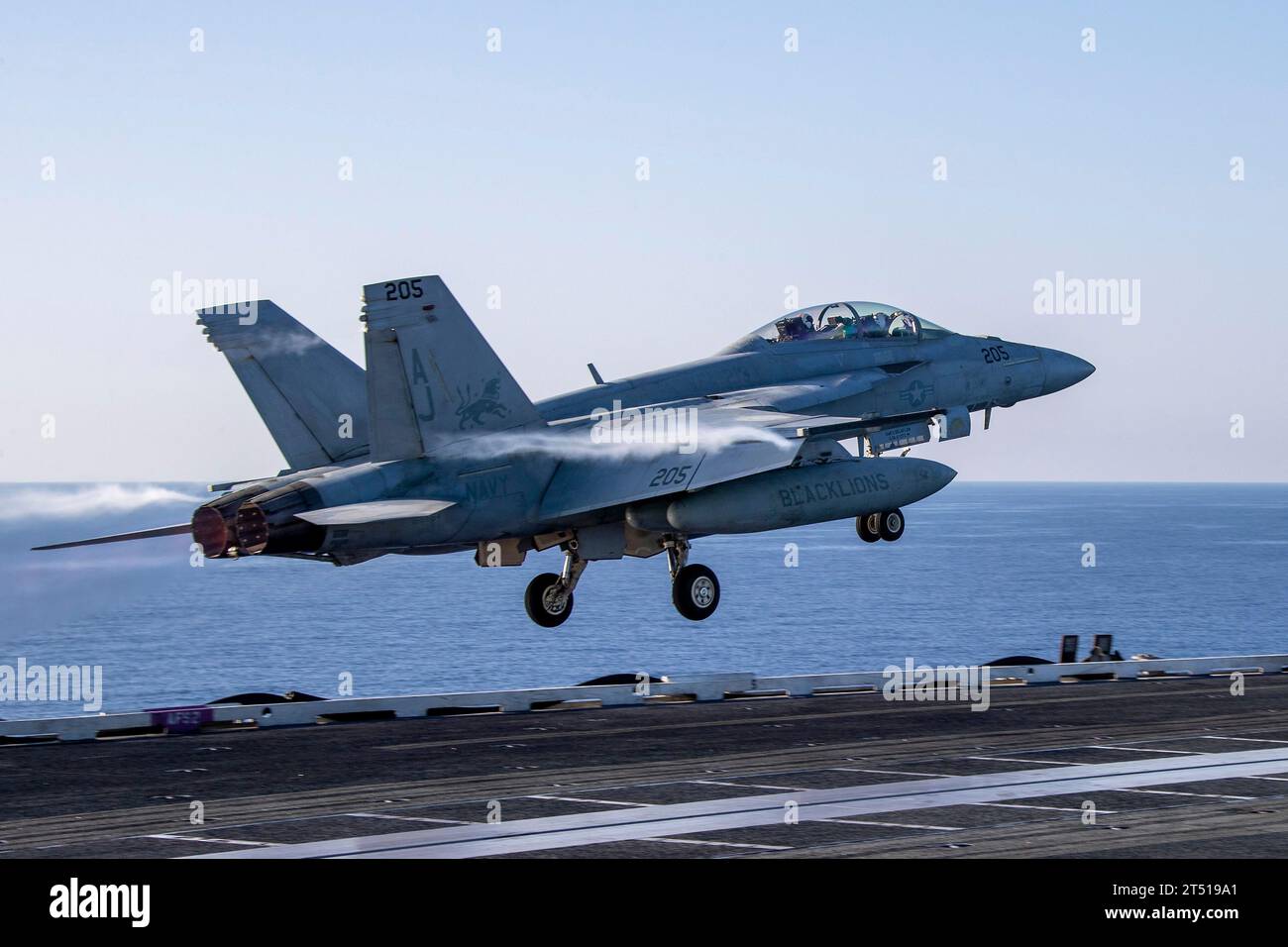 Mar Mediterraneo, acque internazionali. 24 ottobre 2023. Un caccia F/A-18F Super Hornet della US Navy, attaccato al Black Lions of Strike Fighter Squadron 213, viene lanciato dal ponte di volo a bordo della portaerei classe Ford USS Gerald R. Ford operante nel Mar Mediterraneo orientale, il 24 ottobre 2023 al largo delle coste di Israele. Credito: MC3 Simon Pike/U.S. Navy Photo/Alamy Live News Foto Stock