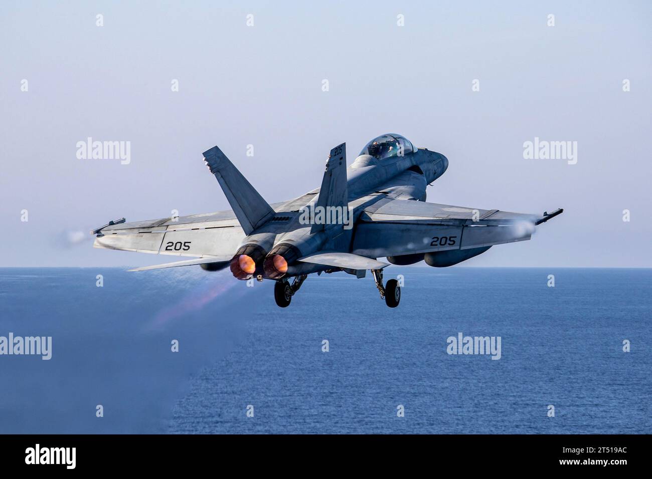Mar Mediterraneo, acque internazionali. 24 ottobre 2023. Un caccia F/A-18F Super Hornet della US Navy, attaccato al Black Lions of Strike Fighter Squadron 213, viene lanciato dal ponte di volo a bordo della portaerei classe Ford USS Gerald R. Ford operante nel Mar Mediterraneo orientale, il 24 ottobre 2023 al largo delle coste di Israele. Credito: MC3 Simon Pike/U.S. Navy Photo/Alamy Live News Foto Stock