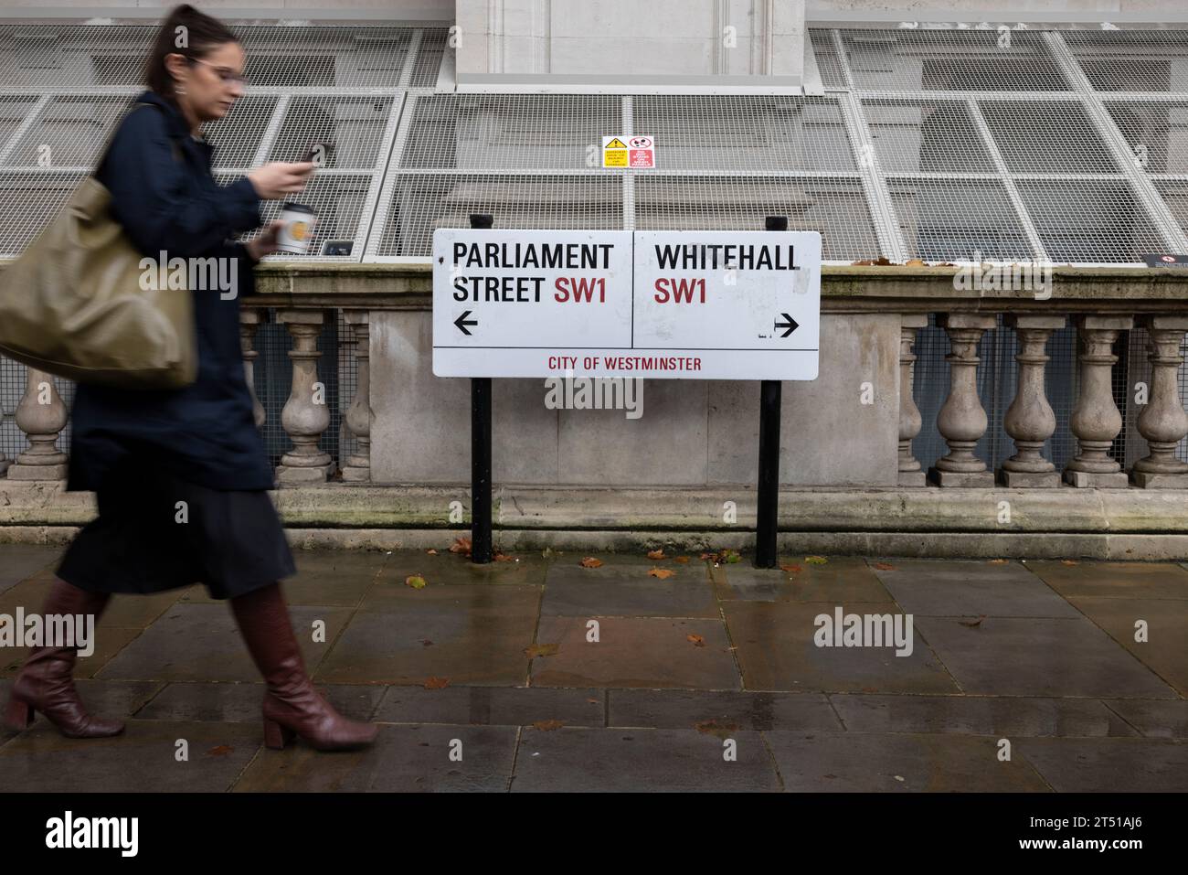 I funzionari pubblici si recano a Whitehall, il cuore della politica britannica, costantemente considerata una professione misogina, Londra, Regno Unito Foto Stock