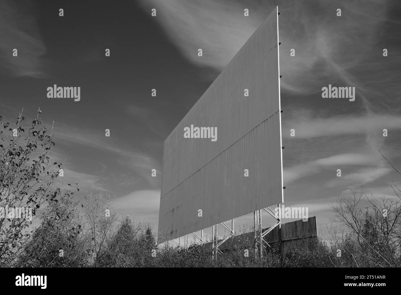 Schermo cinematografico in un drive-in chiuso Foto Stock