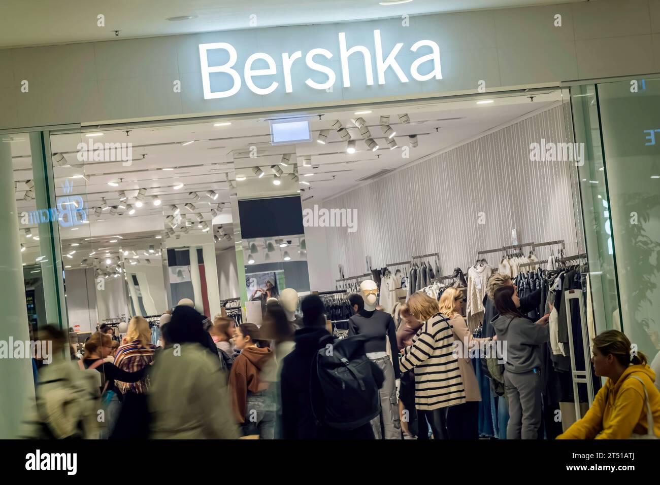 Einkaufszentrum Milaneo, Europaviertel Stoccarda. Bershka ist eine Kette von Geschäften der spanischen Inditex-Gruppe. Die Kette verkauft niedrigpreisige Kleidung für junge Menschen./ 02.11.2023, Stuttgart, Baden-Württemberg, Deutschland, Europa *** Milaneo shopping center, Europaviertel Stuttgart Bershka è una catena di negozi del gruppo spagnolo Inditex la catena vende abbigliamento a basso prezzo per i giovani 02 11 2023, Stoccarda, Baden Württemberg, Germania, Europa credito: Imago/Alamy Live News Foto Stock