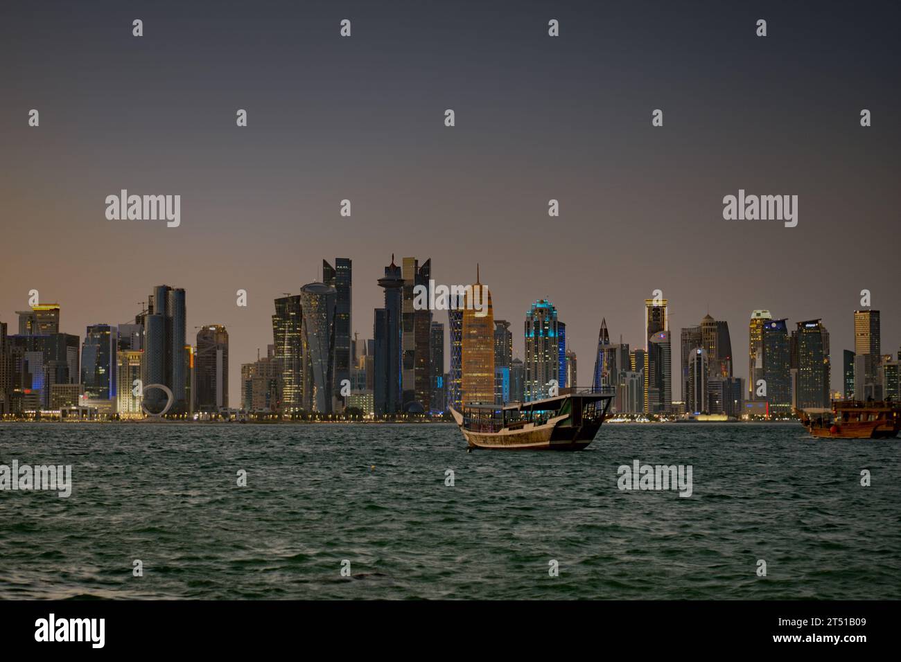 Una vista dal porto di Dhow a Doha, in Qatar, verso l'area della baia ovest sulla baia di Doha. Con il logo della Coppa del mondo FIFA nella baia Foto Stock